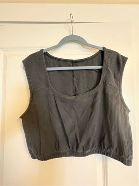 Women’s Scoop Neck Ribbed Cropped Tank Top - black